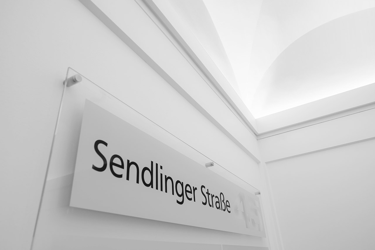 Schild im Hauseingang mit Beschriftung "Sendlinger Straße"