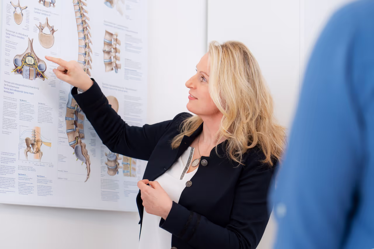 Dr. Wick erklärt einem Patienten ein medizinisches Schaubild