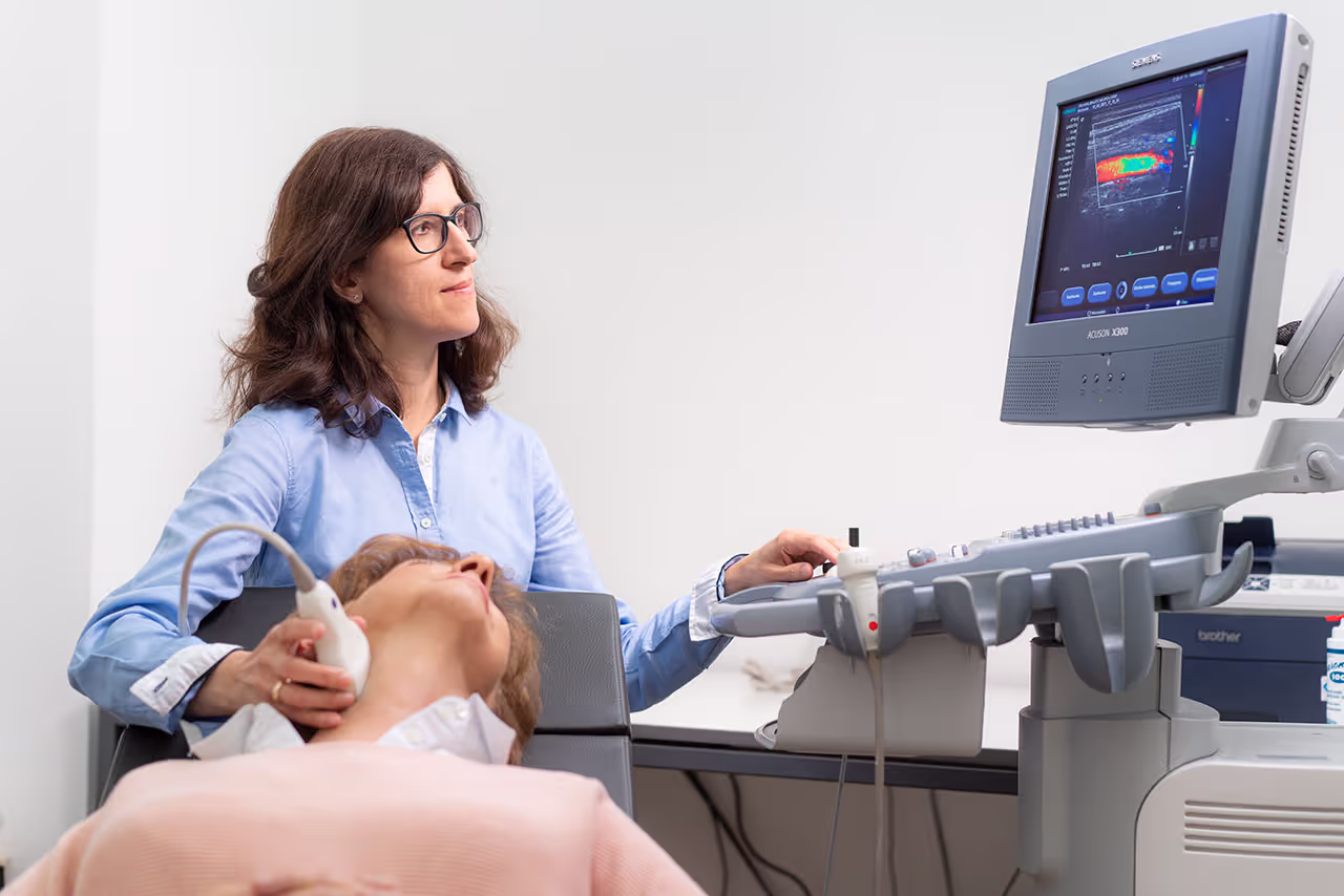 Dr. Schwan bei der Durchführung einer Ultraschalluntersuchung