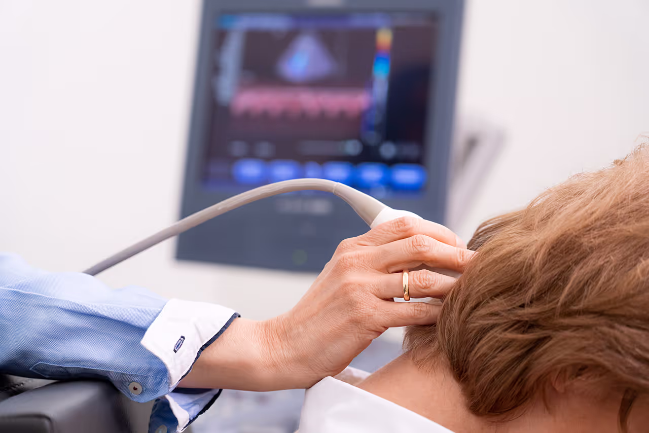Nahaufnahme einer Ultraschalluntersuchung im Nackenbereich