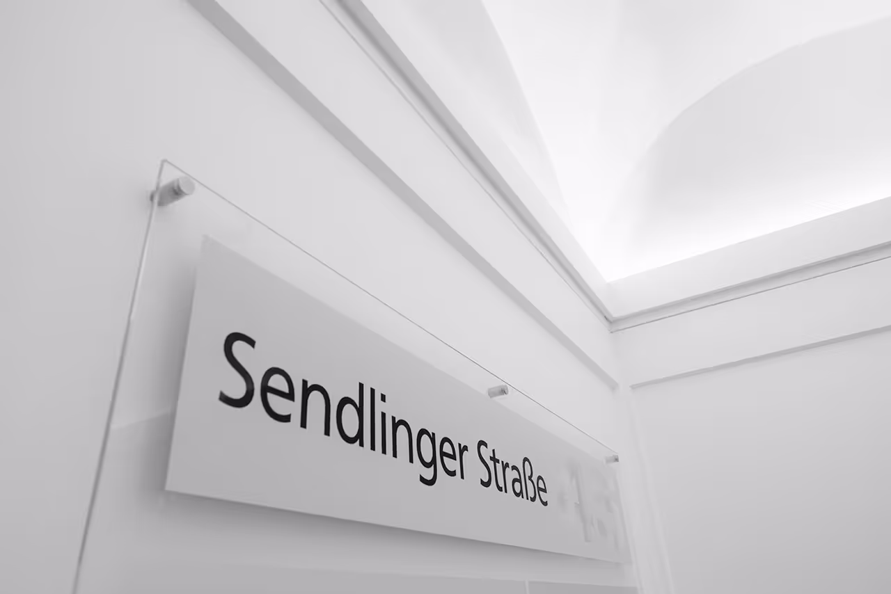 Schild im Hauseingang mit Beschriftung "Sendlinger Straße"