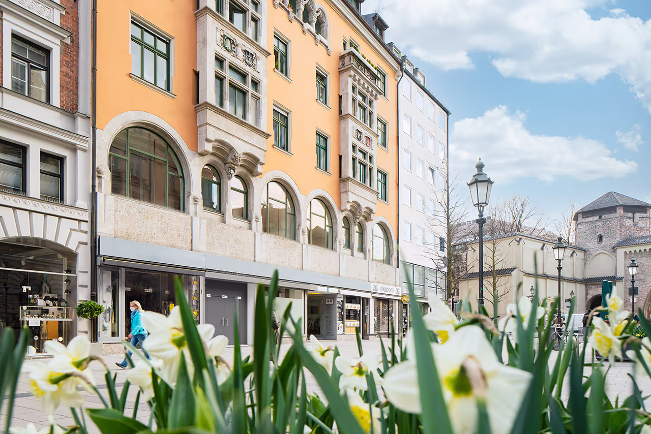 Außenansicht der Praxis Karlbauer und Kollegen direkt am Sendlinger Tor in München