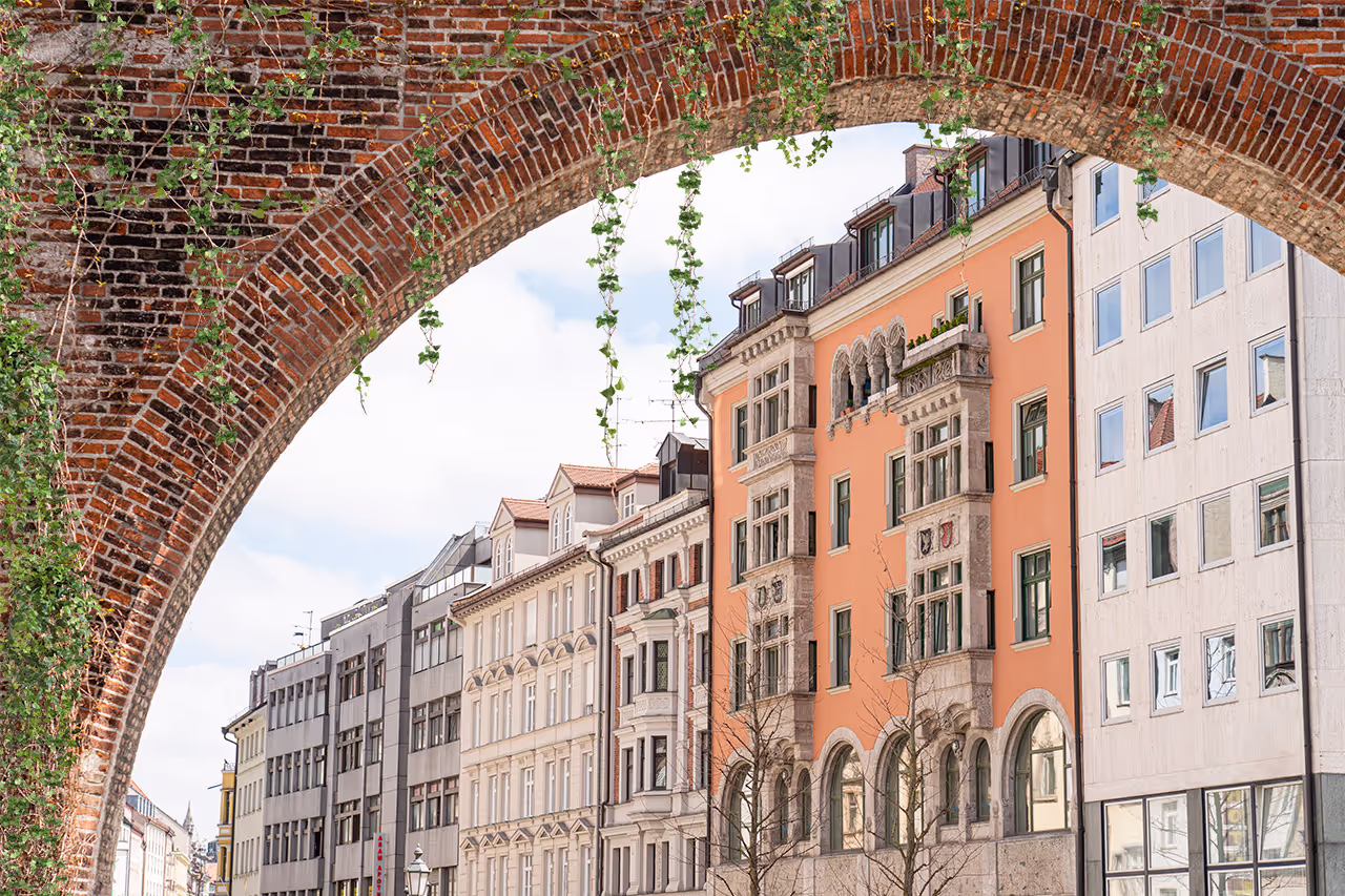 Blick durch das Sendlinger Tor auf das Praxisgebäude