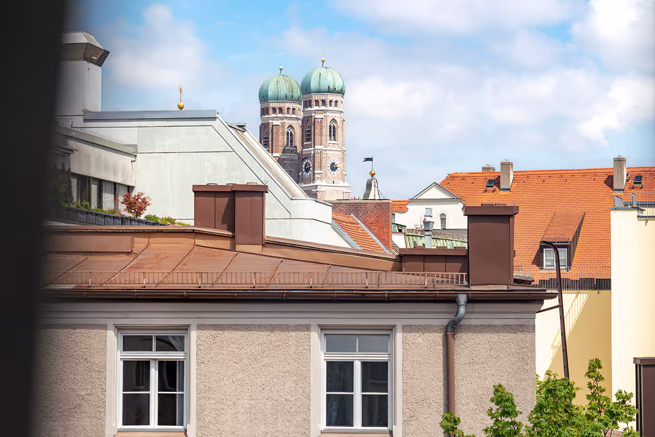 Blick aus der Praxis auf die Frauenkirche in München
