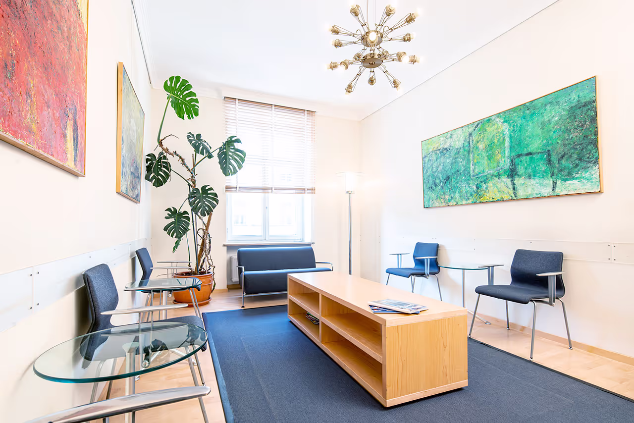 Wartezimmer mit moderner Einrichtung