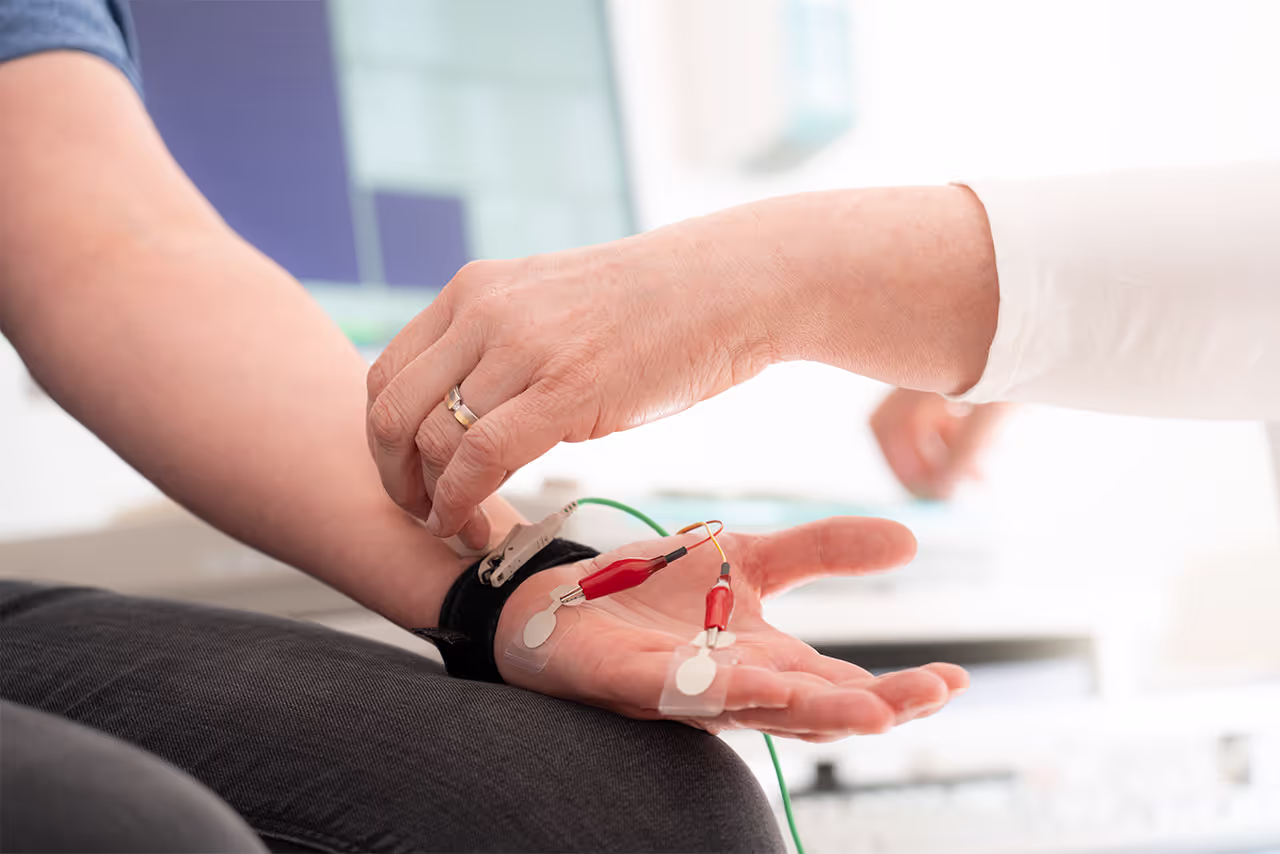 Muskelaktivitätsuntersuchung an der Hand