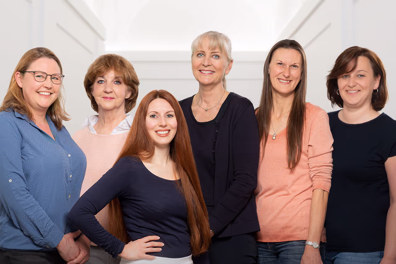 Gruppenfoto des Praxisteams von Karlbauer und Kollegen